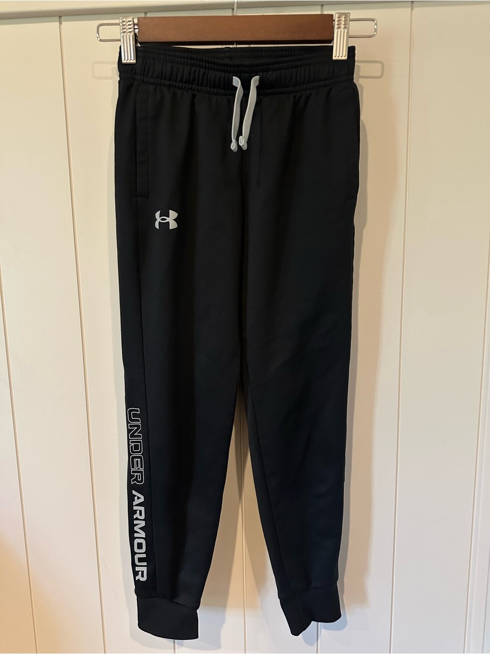 Under Armour Boys Sweatpants Size Small Black Joggers Athletic Logo Pants